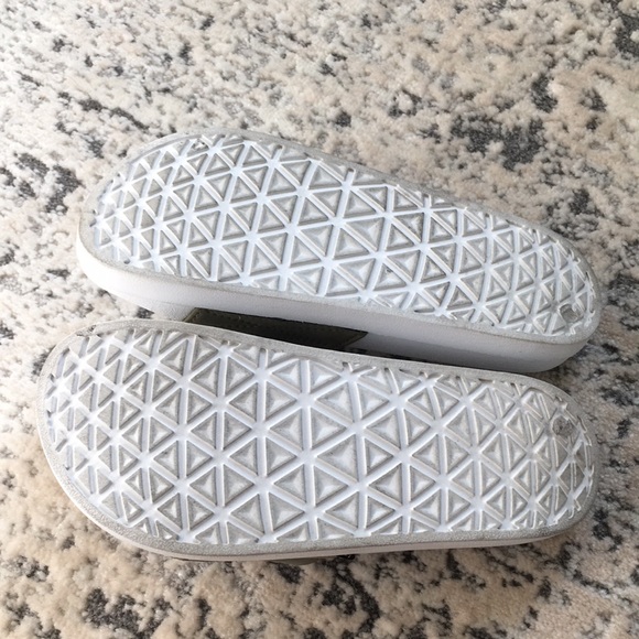 Fila Slides - Picture 3 of 4